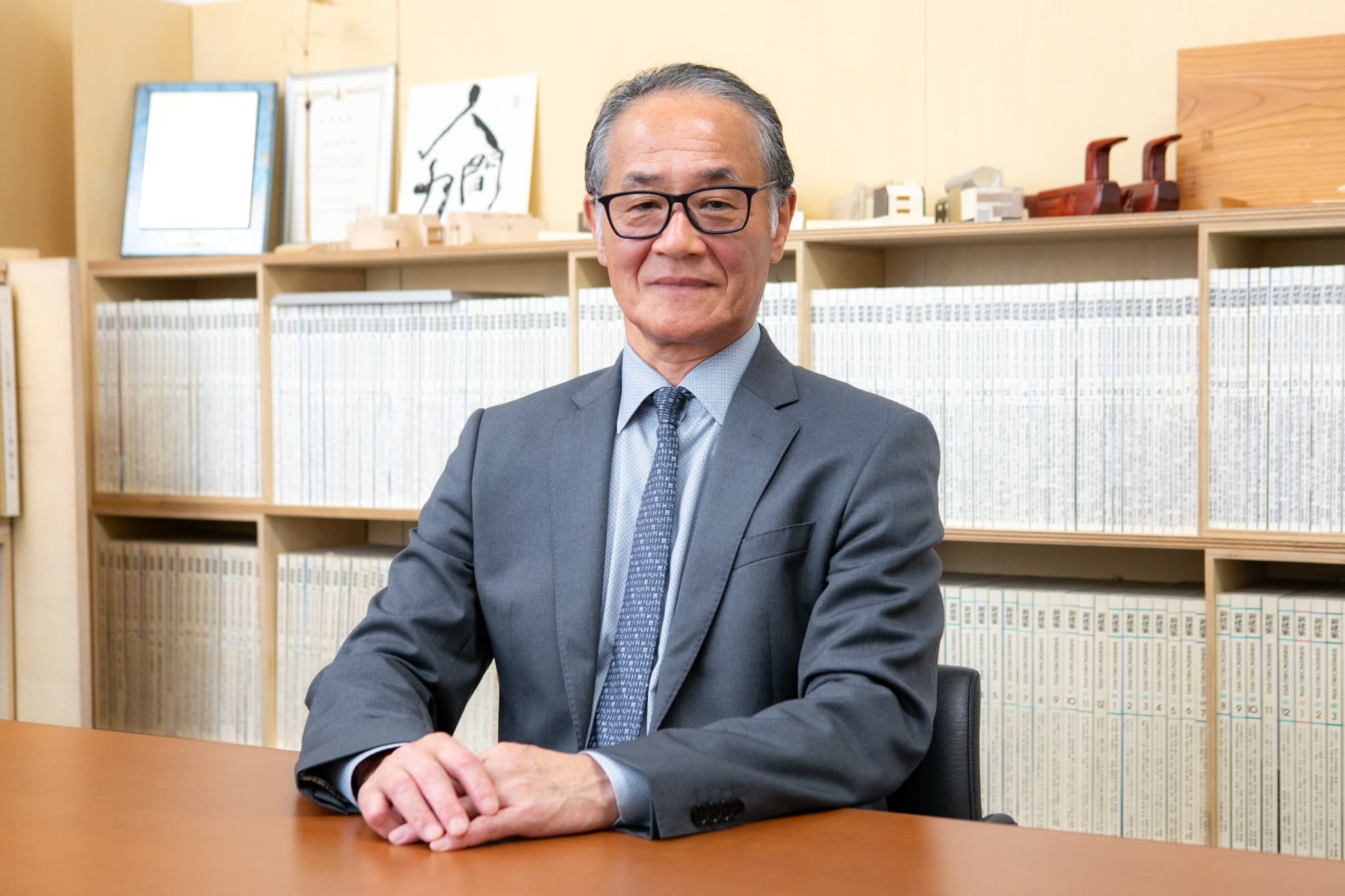 握手している２人の男性