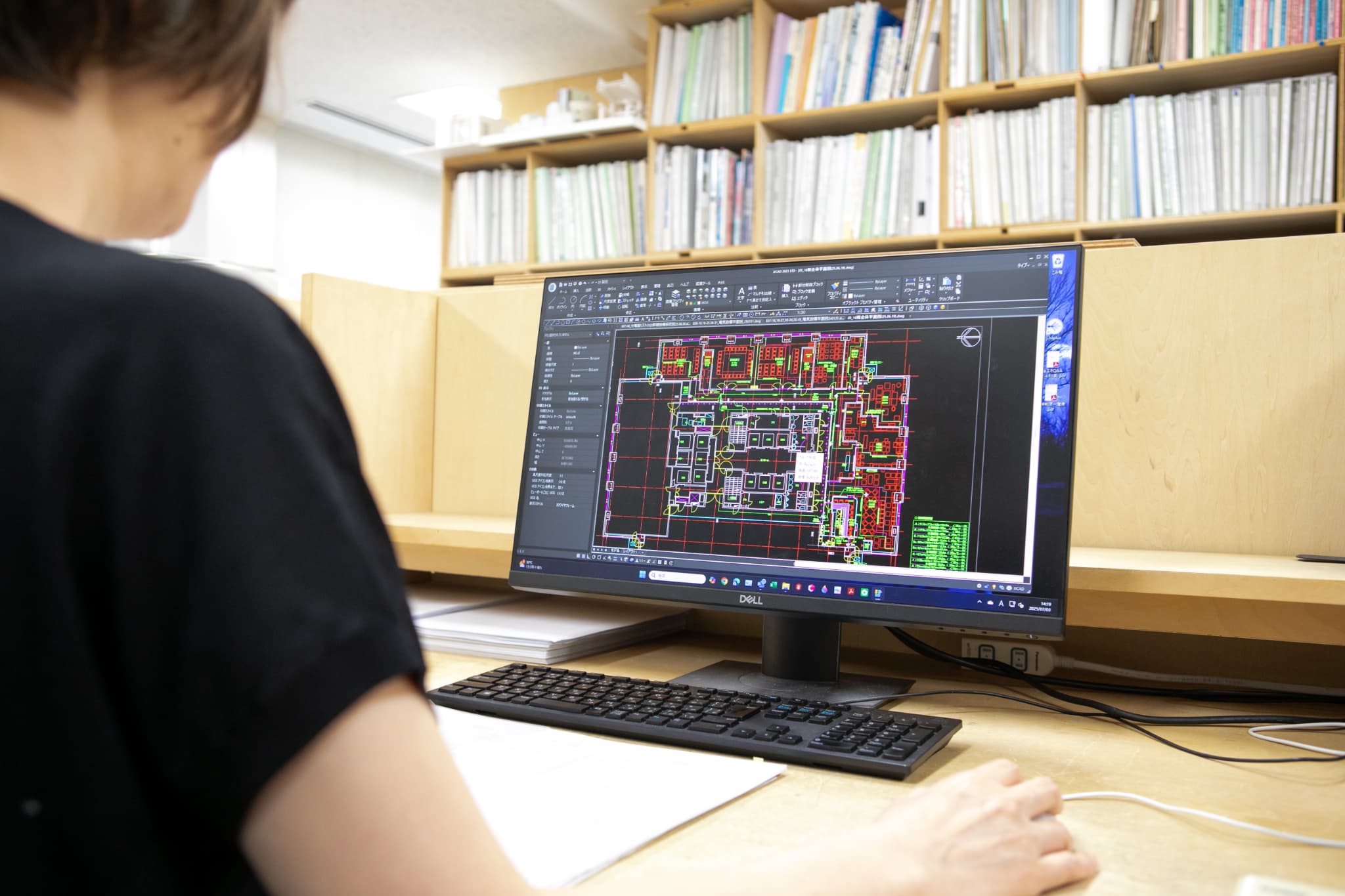 資料を使用して会議する会社員