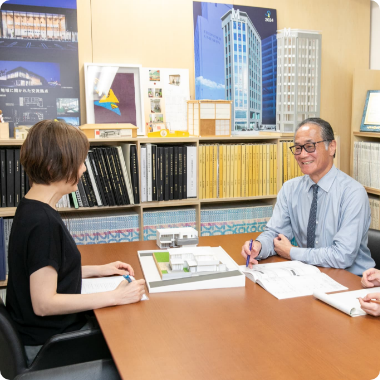 資料を使用して会議する会社員