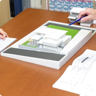 資料を使用して会議する会社員