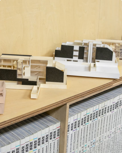 図面を見て話し合う現場作業員