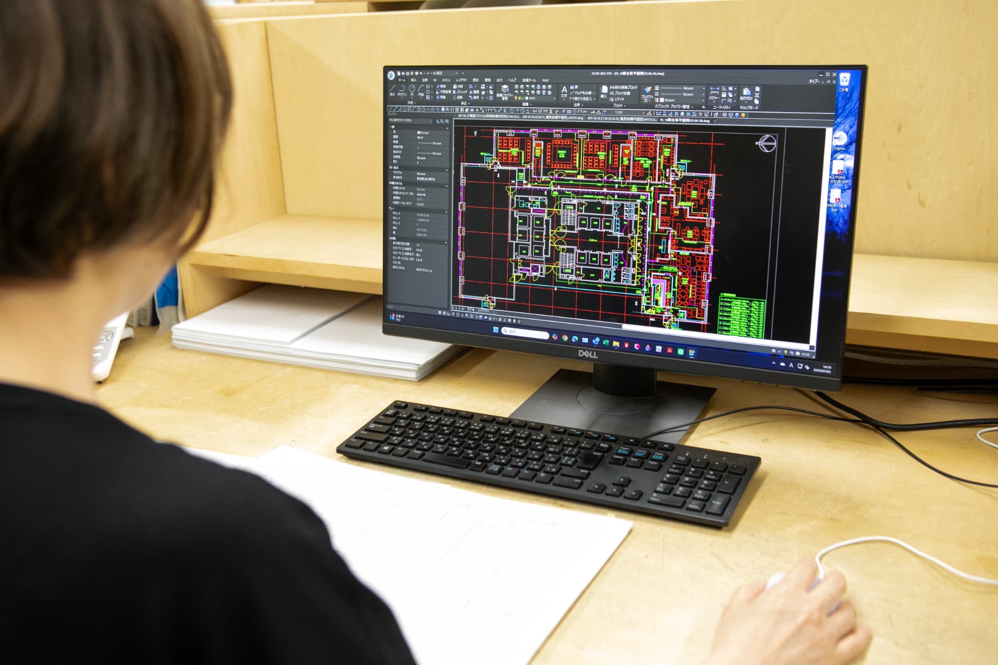木材にドリルで穴をあけている作業員