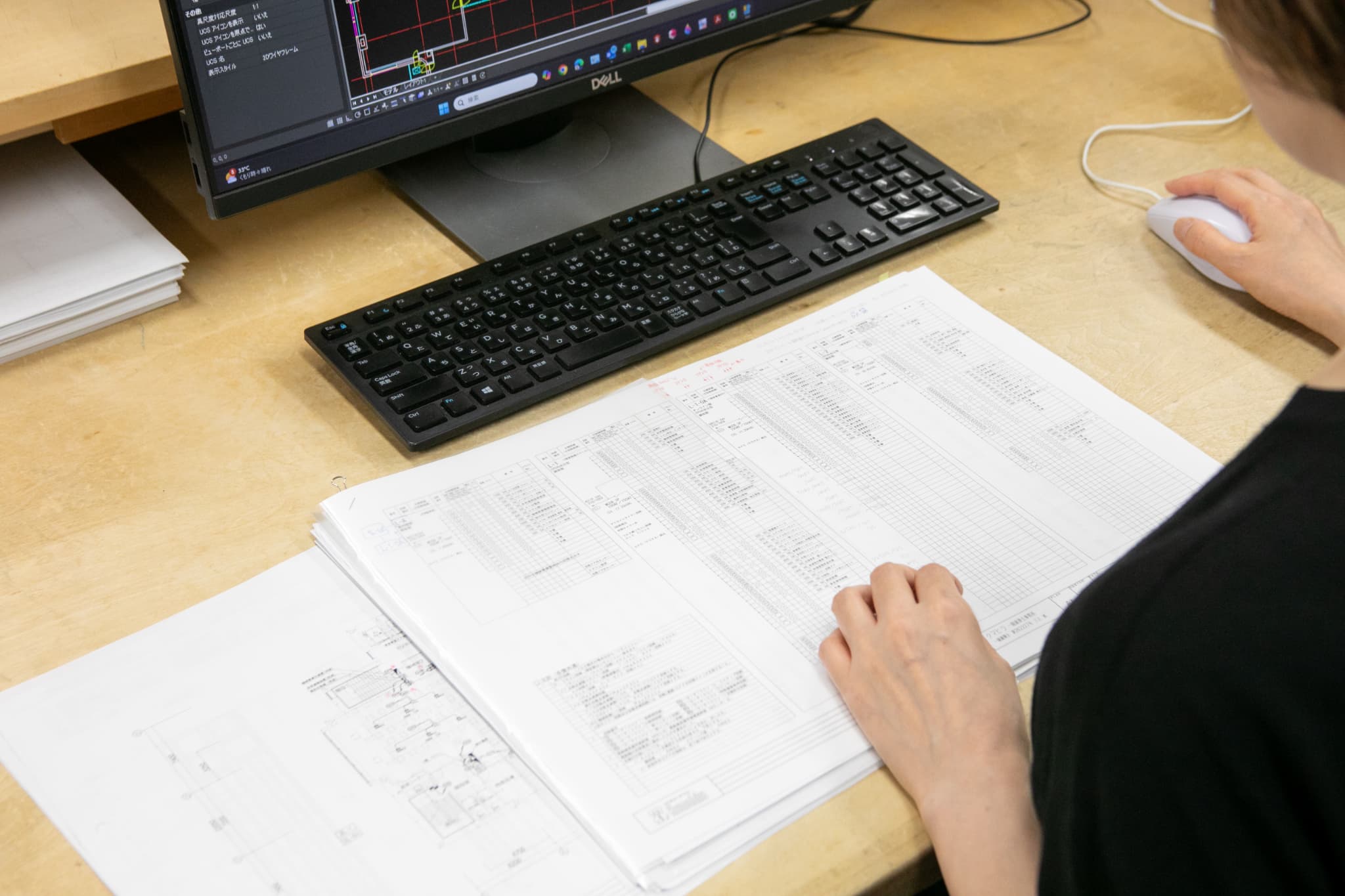 機械で木材に穴をあける作業員