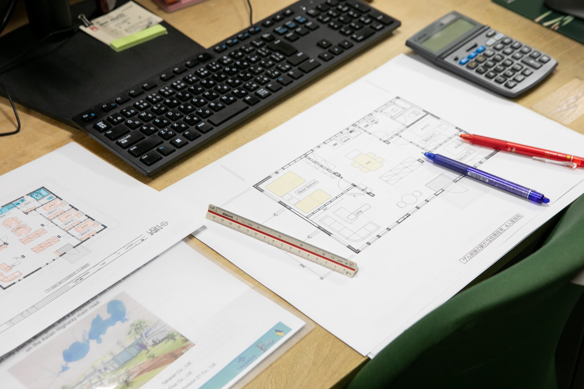 資料を使用して会議する会社員