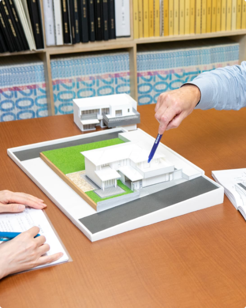 会議を行う3人の会社員