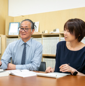 ドリルを使用して木材に穴をあける作業員