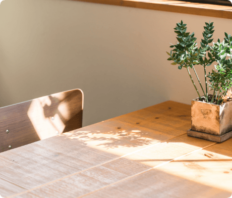 日が差す部屋と木材テーブル