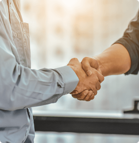 握手する２人の男性